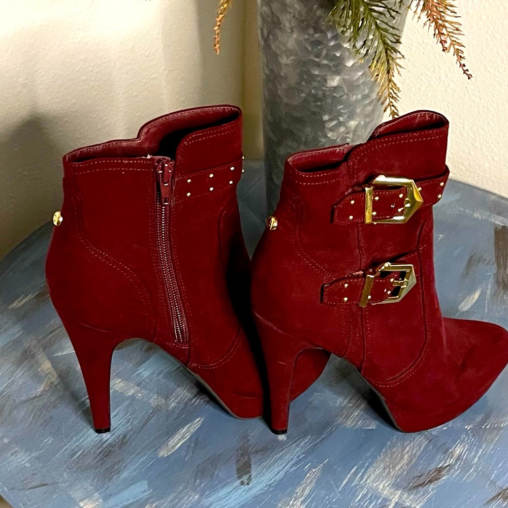 GUESS- Sexy Bold ankle boots in a deep red color with gold accents. EUC